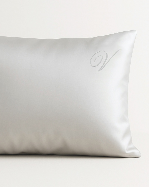 Шелковая наволочка с монограммой