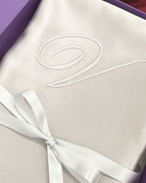 Шелковая наволочка с монограммой